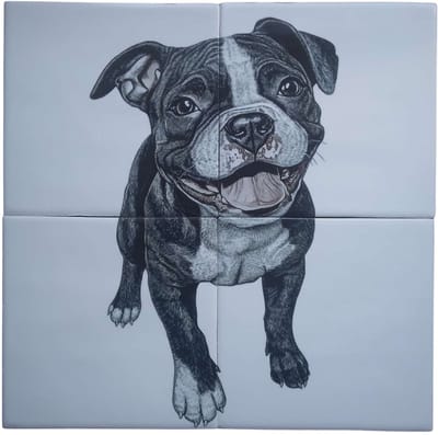 MadDeco Nederlands fabrikaat American Bully pup op plateau van 4 tegels Friese Witjes 13 x 13 cm per tegel