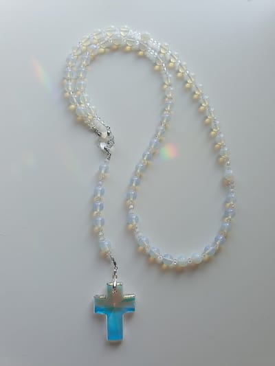 Rozenkrans, Paternoster geheel gemaakt met Opaliet en kristallen met een kruis van Aurora Borealis van Swarovski (gebedssnoer, kruisteken, Meditatie, spiritueel, geloof, geloofsteken, Cadeau, ketting, gebedsketting, kerstpakket cadeau.