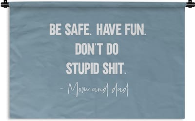 Wandkleed - Wanddoek - Kinderen - Quotes - Papa - Be safe have fun. Don't do stupid shit - Mom and dad - 180x120 cm - Wandtapijt
