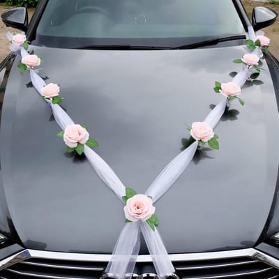 Elegant Trouwauto Decoratie met Rozen, Bruidspaar en Champagne Roze Garland voor Feestelijke Evenementen
