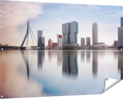 Gards Tuinposter Rotterdamse Skyline met de Erasmusbrug - 150x100 cm - Tuindoek - Tuindecoratie - Wanddecoratie buiten - Tuinschilderij