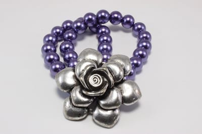 Armband stretch met paarse kralen en fantasie bloem