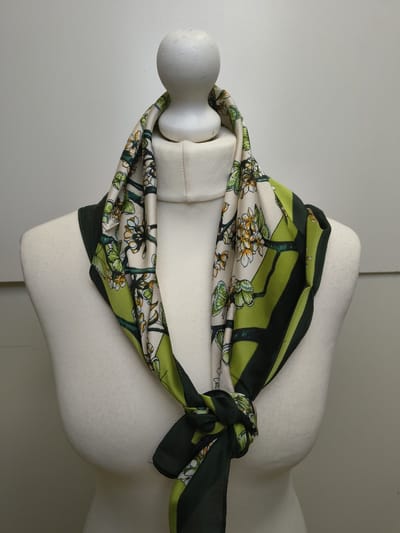 Vierkante dames sjaal Chloe-gebloemd motief vlindermotief-groen zwart wit oranje-70x70-neksjaal