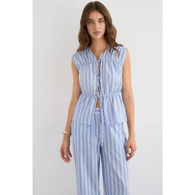 Gestreepte Mouwloze Knopen-Through Peplum Blouse