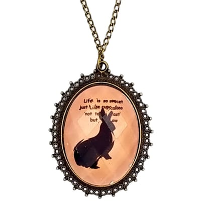 Rhylane – Lange Ketting 70 cm – Print Konijn – Vintage Design Roze Hanger – 5 x 4 cm