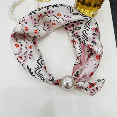 Sjaaltje - Scarf- Accessories - Dames- Bandana's- Halsdoek - Imitatie Zijde- Licht Roze- Bloemetjes - Magneet - Parel