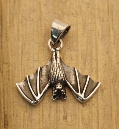 Sterling zilveren hanger hangende vleermuis - slapende vleermuis hanger 925 zilver - vleermuizen hangers van zilver - stoere dieren hanger van sterling zilver - vleermuis hanger voor aan ketting - pendants bat silver - mooie hanger dames en heren