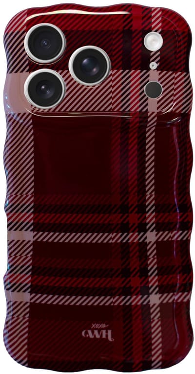 xoxo Wildhearts Glossy Wavy Case Winter Nights telefoonhoesje - Geschikt voor iPhone 17 Pro Max - Golvend hoesje - Glimmende silicone case met golven - Vlekbestendig - Hoesje met geruit patroon - Burgundy