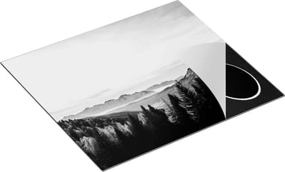 Chefcare Inductie Beschermer Bos met Bomen bij Bergen Landschap - Zwart Wit - 60x50 cm - Afdekplaat Inductie - Kookplaat Beschermer - Inductie Mat