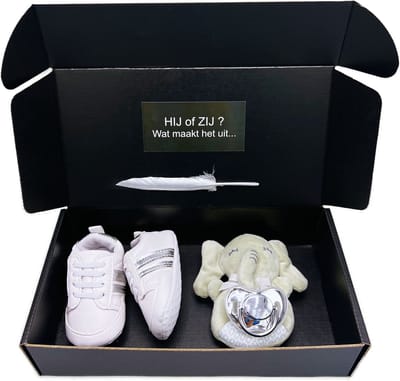 Kraamcadeau - unisex - babyshower -gender reveal  - babysneakers rammelaar en speen