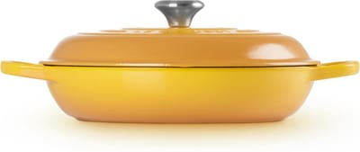 Le Creuset Braadpan Signature Campagnard Nectar – Ø 30 cm / 3,5 Liter – Brede, Lage Stoofpan – In Honinggele Nectar Tint – Ideaal voor Risotto, Groenten of Roerbak – Geschikt voor Inductie, Oven, BBQ – Authentiek Frans Design