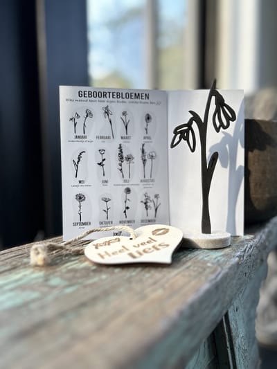 Creaties van Hier - Geboortebloem met houten hartje - Sneeuwklokje - Januari - Zwart MDF - Hout