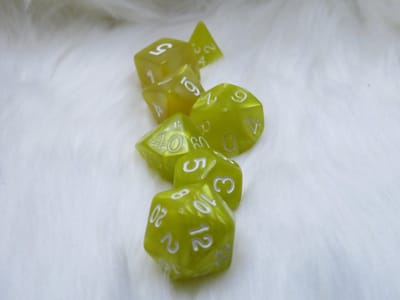 Polyset Dice | Dobbelstenen - Set Van 7 Stuks - Geel Marmer Parelmoer Wit | Voor D&D en Andere Rollenspellen | Plastic Dobbelstenen Set voor Dungeons and Dragons | Polyhedral Dice Set | Met Mooie Zwarte Velvet Dice Bag voor Ongeveer 3 Sets