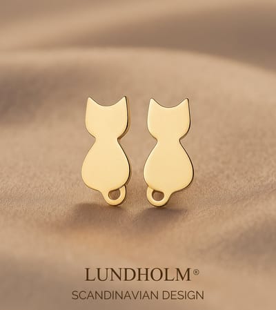 Lundholm Kleine Oorknopjes Dames Goudkleurig Kat Poesje – Premium Stainless Steel Goud Verguld – Cadeautje Meisje Katten Oorbellen – Luxe Geschenkverpakking
