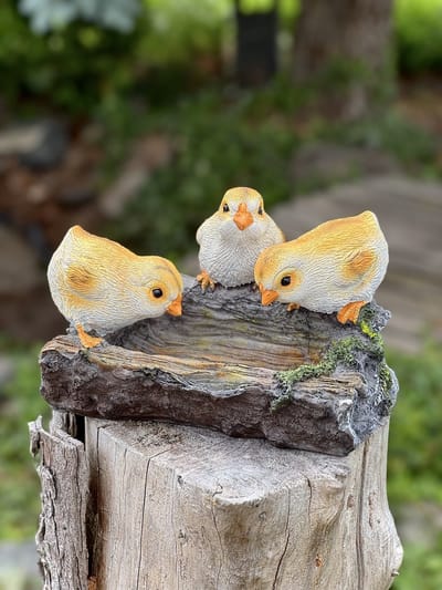 Kuikentjes op waterbak 11 cm hoog - drinkbak vogeltjes - polyester - polystone - beeld - tuinbeeld - hoogkwalitatieve kunststof - decoratiefiguur - interieur - accessoire - voor buiten - cadeau - geschenk - kerst - nieuwjaar