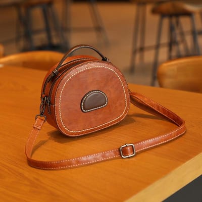 Dit is een vintage en verouderde dameshandtas, een hoogwaardige schoudertas en een casual damestas. brown