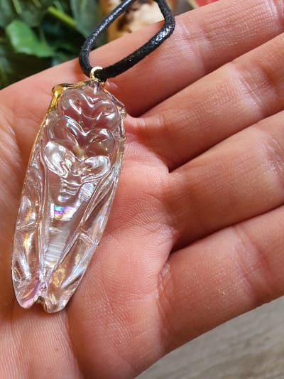 Ketting van oxy kristaal in een aparte vorm met katoenen koord