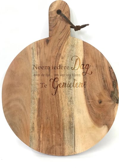 Ronde snijplank/hapjesplank tekst gravure, quote: NEEM IEDERE DAG EVEN DE TIJD OM VAN IETS KLEINS TE GENIETEN. Het formaat is 40x30cm incl. handvat en 30cm doorsnede excl. handvat.