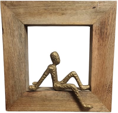 Persoon chillen in een lijst - Muurdecoratie - Mangohout - Goud - 25x25x5 cm