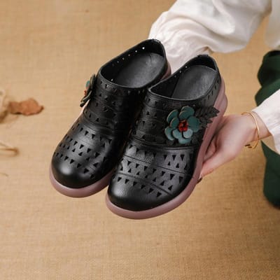 Nieuwe Stijl Casual Damesschoenen met Sponscakezool Etnische Stijl Echt Leer Bloem Holle Damespantoffels Ademend 40 black