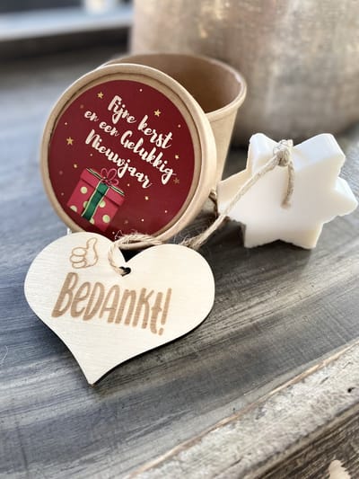 Kerstpakket - doosje met kerstboodschap (fijne kerst en een gelukkig nieuwjaar) inclusief houten hartje bedankt en zeephanger