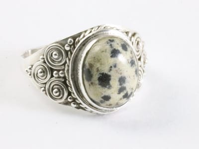 Bewerkte zilveren ring met dalmatier jaspis - maat 16.5