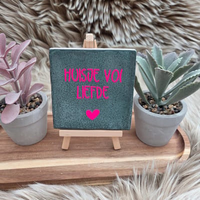 Robuust Wenstegeltje – Huisje vol liefde – Hip trendy tegeltje – 10x10 cm – Leuk Cadeau voor Vriendin, Zus, Juf, Collega of zomaar voor jezelf – Stijlvolle Woondecoratie – Trendy nu