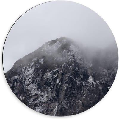 Dibond Wandcirkel - Berg met Mist (zwart/wit) - 60x60cm Foto op Aluminium Wandcirkel (met ophangsysteem)