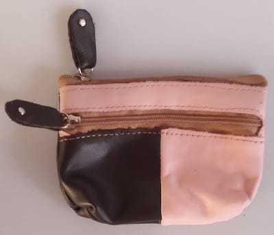 Deze praktische en soepel glad leren sleuteletui komt altijd van pas. Uitgevoerd in een leuke twee kleurencombinatie. Let op: Kleur van de rits kan afwijken van de foto. Met een extra rits vakje aan de voorkant. Voor uzelf of Bestel Een Cadeau.