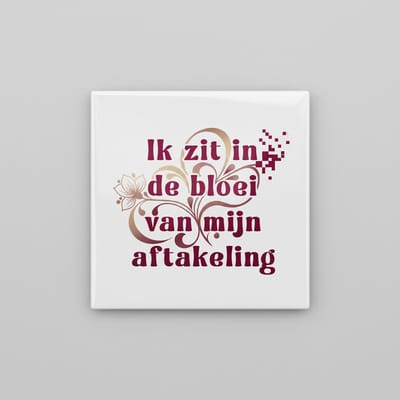 Grappige Nederlandse Quote Keramische Tegel 15x15 cm – “Ik zit in de bloei van mijn aftakeling” | Humoristische Woondecoratie & Cadeau