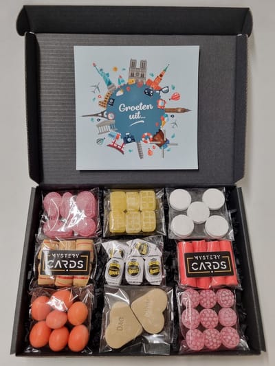 Oud Hollands Snoep Pakket – Box met 9 Soorten Nostalgisch Snoep + Wenskaart “Groeten Uit…” | Verrassingsbox | Cadeau Snoepbox voor Jong & Oud