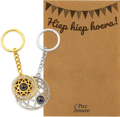 BFF Sleutelhanger voor 2 'Hiep Hiep Hoera' - Rondjes ILY IN 100 TALEN - Sleutelhanger set op Cadeau Kaartje - Goudkleurig & Zilverkleurig - Verjaardags Hanger - Pax Amare