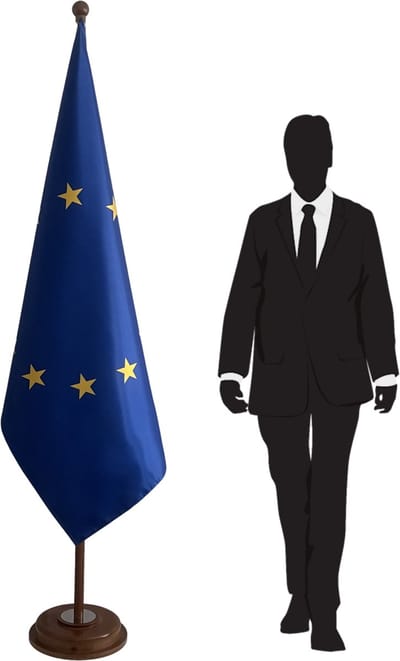 EU vlag met houten voet Ø350 mm (4 kg, licht hout) en mast met bol – Europese Unie vloervlag 100x150 cm – dubbelzijdige bedrukking – polyester satijn – klassieke uitvoering met RVS zilverkleurige accessoires