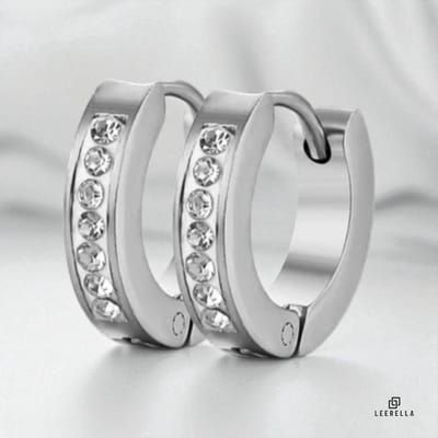 Leerella Zilverkleurige, RVS Oorbellen met Zirkonia - Stijlvolle Roestvrijstalen Oorbellen voor Dames & Heren - Duurzaam en Trendy Sieraden Cadeau