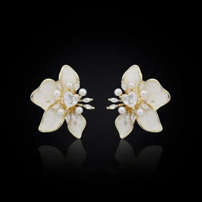 Victoria Valenza Goudkleurige Magnolia Oorbellen met Parels, Emaille en Zirkonia - Oorknoppen - Goudkleurig - Bloem oorbellen - Zirkonia