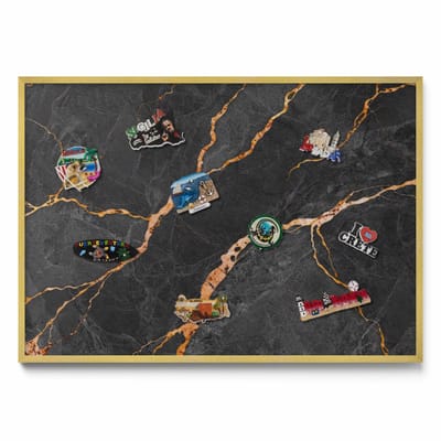 Tulup Magneetbord met Gouden Frame - Zwart Magneetbord in Stijlvolle Kleuren - 100 cm x 70 cm - Versierd donker marmer - Design Magneetbord met Frame - Magnetisch Bord Muurbevestiging - Memobord voor Keuken
