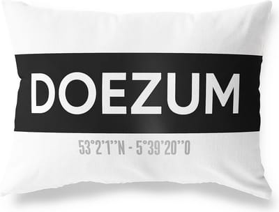 Tuinkussen DOEZUM - GRONINGEN met coördinaten - Buitenkussen - Bootkussen - Weerbestendig - Jouw Plaats - Studio216 - Modern - Zwart-Wit - 50x30cm