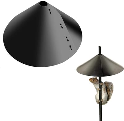 Zwarte gespleten eekhoornbeschermer - geschikt voor vogelvoederpalen - eenvoudig te installeren, past op schapenhaken, vogelhuisjes en paalstandaarden - diameter 35,56 cm