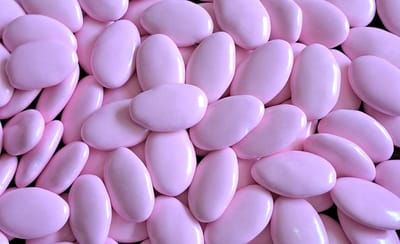 Chocolade dragees - roze - 1000 gram Suikerbonen - chocoladebonen - geboorte - baby - babyshower - geboortesnoep - doopsuiker - chocoladedragee