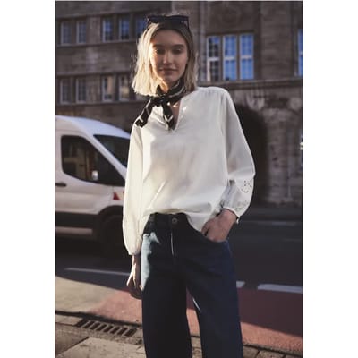 Blouse met gespleten hals en borduursel