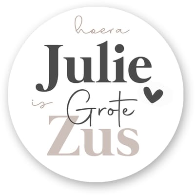 25x Sluitsticker Hoera `Naam` is grote Zus - Beige - 40 mm - Geboorte Sticker - Sluitzegel - Sticker Geboortekaart Meisje - Baby nieuws - Trakteren Zus Basisschool Kinderdagverblijf - Glossy - Sluitzegel - Wensetiket - Pimp Studio