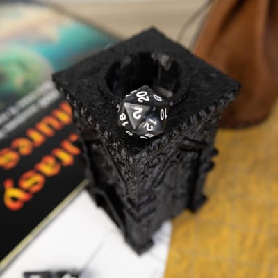 RUX® Dice Tower - Dobbeltoren - Dobbelsteen Toren - Zwart - 8cm x 8cm x 13cm