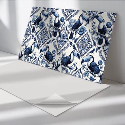 Wallfluent Vinyl Wandpaneel - Toekan op decoratieve tegels Zelfklevende Wandbekleding - 100 cm x 50 cm - Blauw Vinyl Wandpaneel - 1 stuk - Rechthoekig Wandbekleding Vinyl - Bloemen Wandpaneel - Wandpaneel PVC - Wandpaneel Keuken en Badkamer