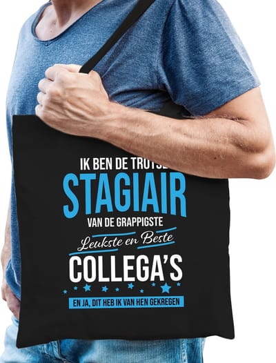 Trotse stagiair van de leukste collegas katoenen cadeau tas voor heren - zwart - verjaardag - kado tas voor een stagiair