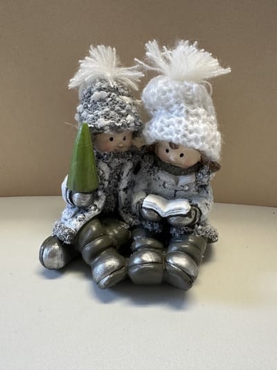 Kerstbeeldjes - Set van 2 stuks aan elkaar- Kerst jongen & meisje -grijs - Kerstdecoratie - 10.5x8.5x9.5cm
