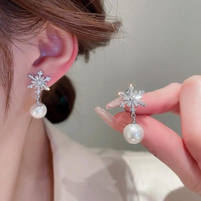 Huitan Esthetische Sneeuwvlok Hangende Oorbellen voor Vrouwen Sprankelende CZ Temperament Kristal Gesimuleerde Parel Oorbellen Mode Sieraden gray