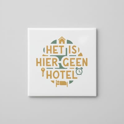 Het Is Hier Geen Hotel Tegel 15x15 cm – Grappige Nederlandse Huisregels Keramische Decoratieve Tegel