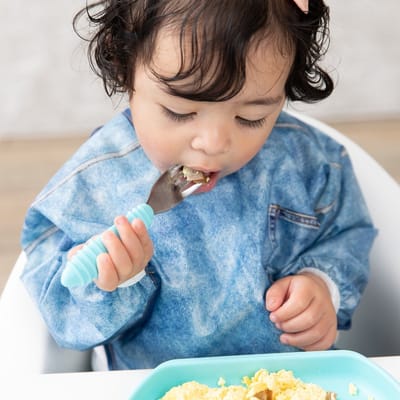 Bumkins Sleeved Bib - Waterdichte Mouwslab met Opvangbakje - Slab met Lange Mouwen - Knoeislab en Slabbetje voor Baby en Peuter - Kliederschort - Machinewasbaar - Baby Led Weaning BLW - Vintage Denim - Jeansblauw - 6-24 maanden