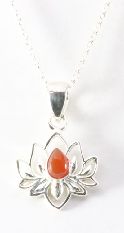 Fijne zilveren lotus hanger met carneool aan ketting