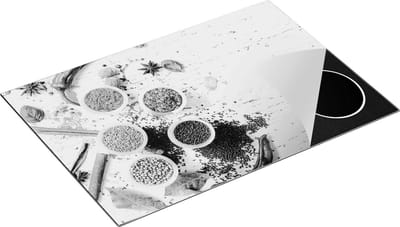 Chefcare Inductie Beschermer Kruidenbakjes op een Witte Houten Tafel - Zwart Wit - 75x50 cm - Afdekplaat Inductie - Kookplaat Beschermer - Inductie Mat